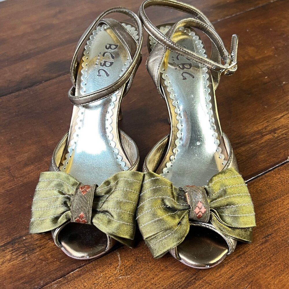 BCBG Metallic Gold Green Bow Ankle Strap Heels Sandals Women’s Size 6